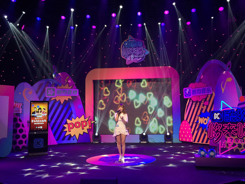 甜心女神李梦尹首先登场,弯弯的眼睛就像是在对你笑~她带来歌曲《我等