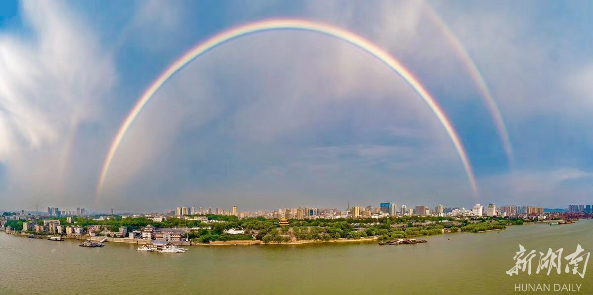 雨后天晴,7月29日下午,岳阳"双彩虹"刷爆朋友圈. 此为岳阳楼前的景象.