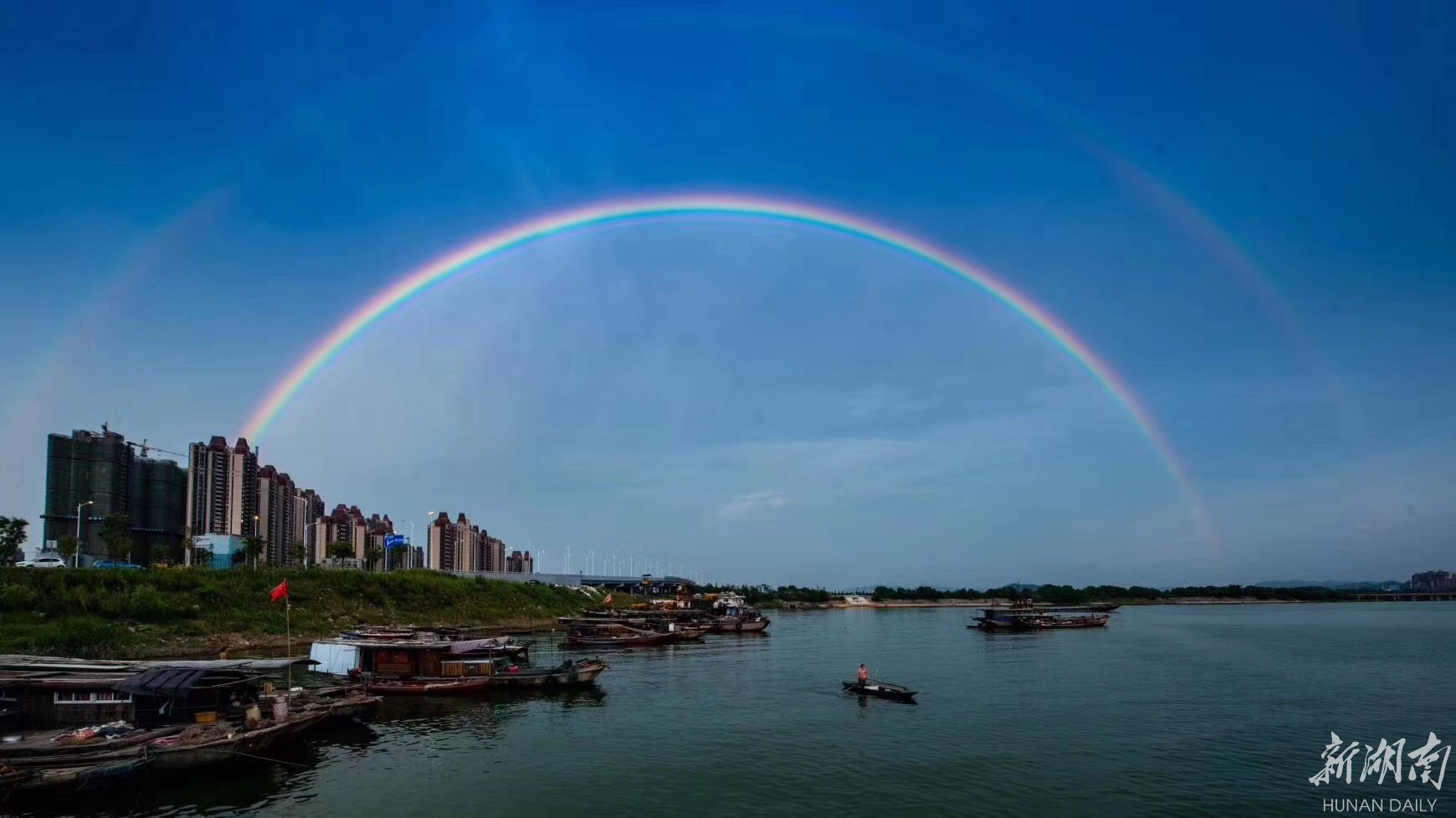 夏季午後雷陣雨常見,但是彩虹卻不常見,雙彩虹更為少見. 楊一九 攝