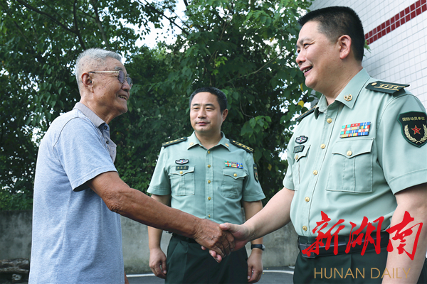 贺小坤一行来到老八路马二虎家里,今年97岁的马老神采奕奕,身体硬朗.