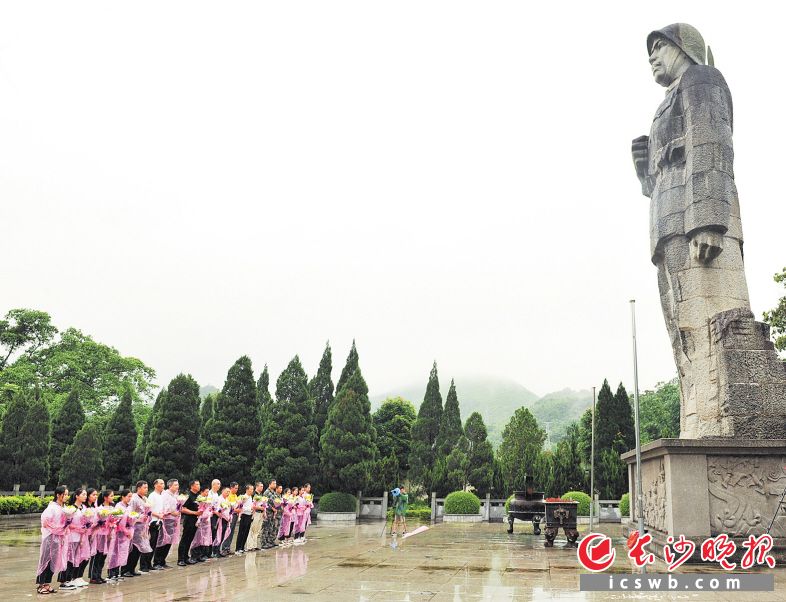 来自长沙的老兵与当地的中学生代表一起,为法卡山烈士陵园里的烈士