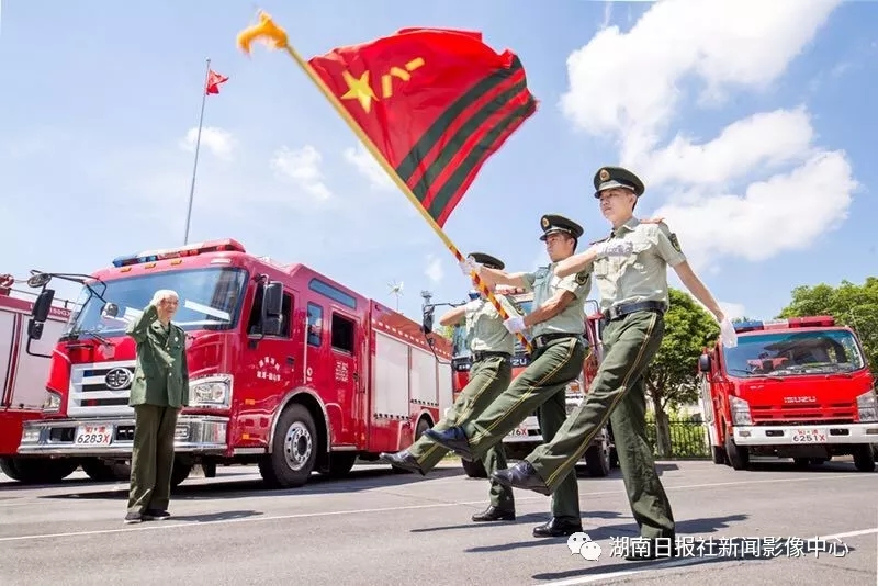 致敬军旗 7月27日,韶山消防大队,湖南省消防总队退休干部苏克老人在