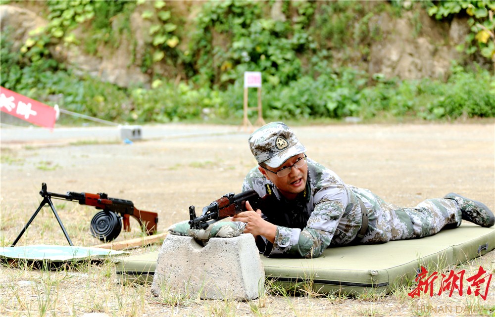 图集|纪念八一建军节 湘西州领导开展 "军事日"实弹打靶活动