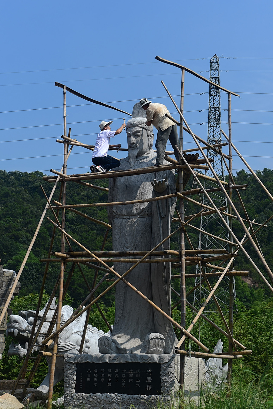 许明笙(左)和父亲许良国在制作历史人物塑像.