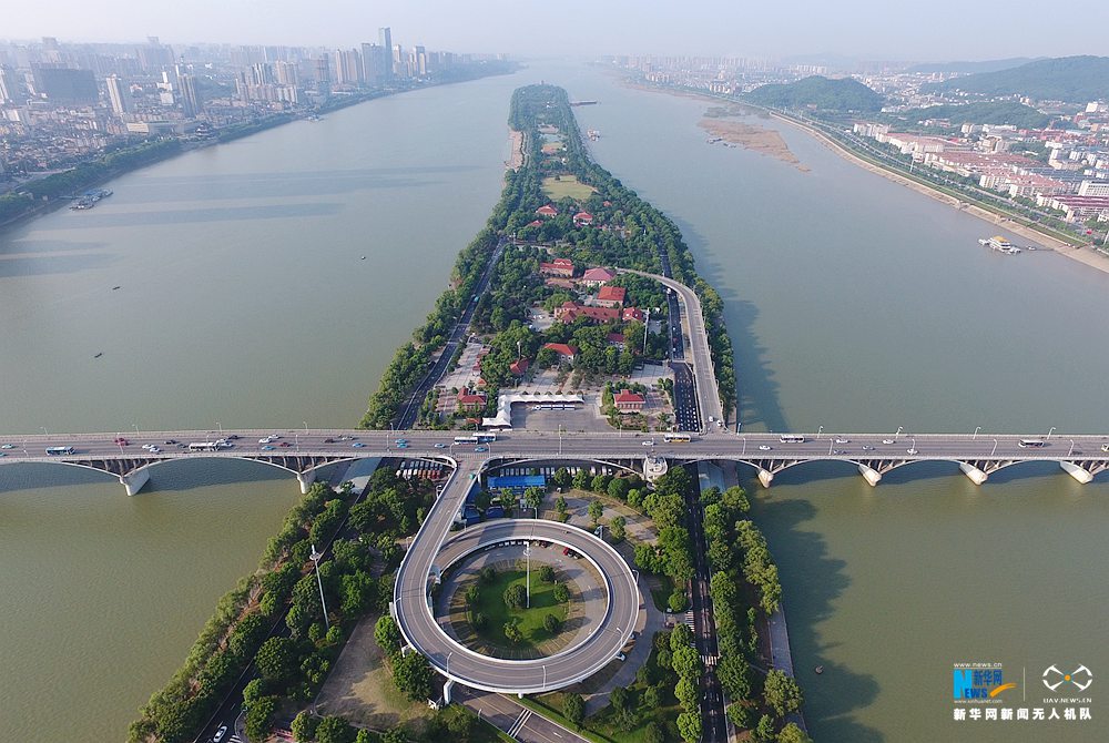 图为俯瞰湖南长沙橘子洲大桥和桥下的橘子洲景区.新华社记者龙弘涛摄