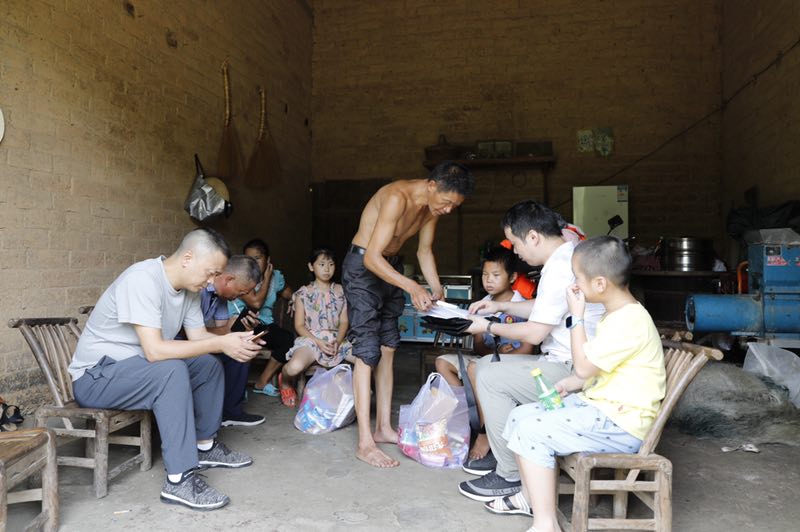 平江团县委“五个一”关爱进城贫困儿童