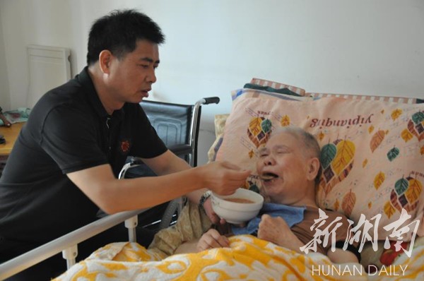 十九年的坚守 抒写孝行美德