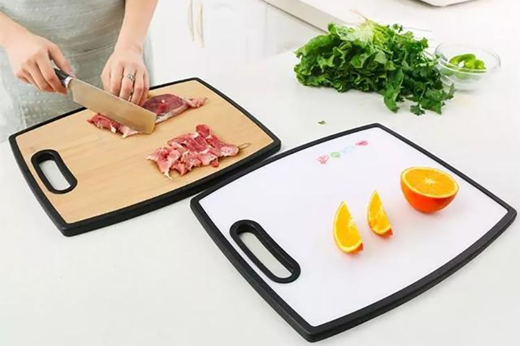加工菜品时,生熟菜板应该分开始用,如切生猪肉,生鸡肉的案板和刀就不