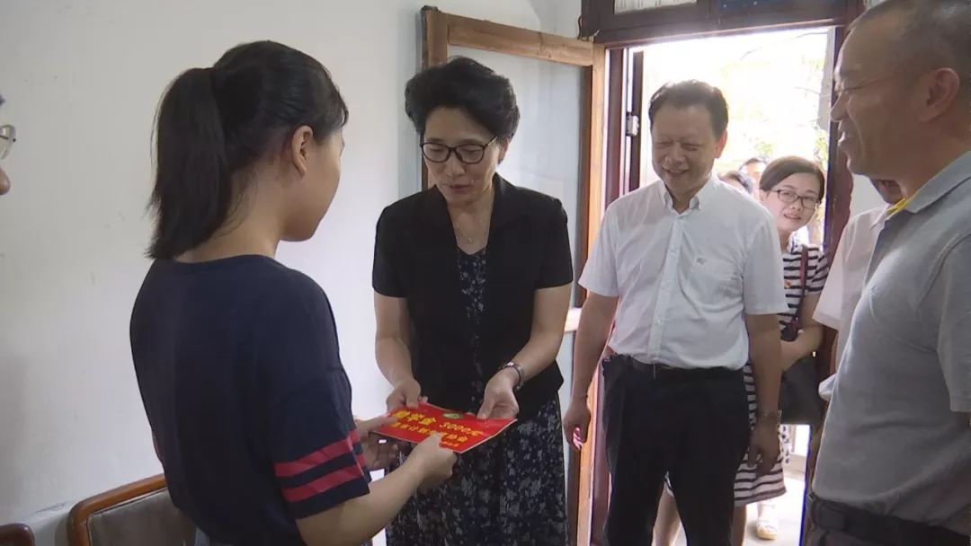 市区领导开展“金秋助学”慰问困难学子活动