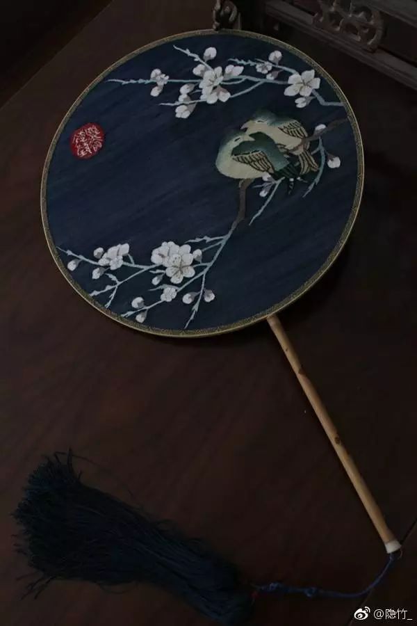 扇子采用中国传统的吉祥纹样.