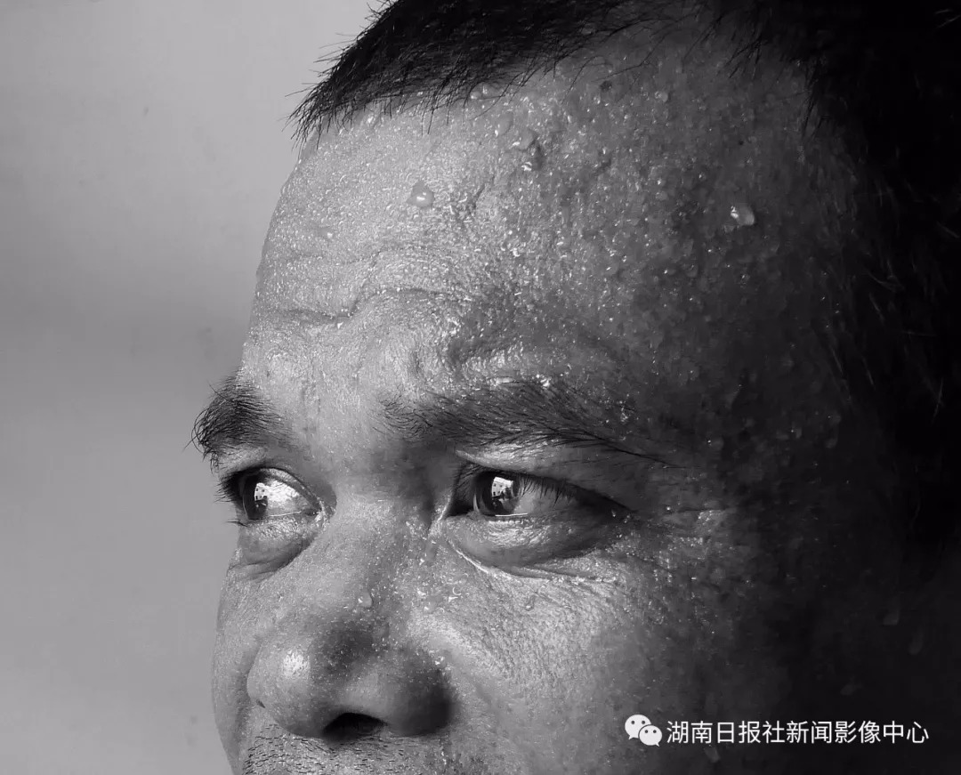 满头的汗珠,是他们辛勤劳动的见证.