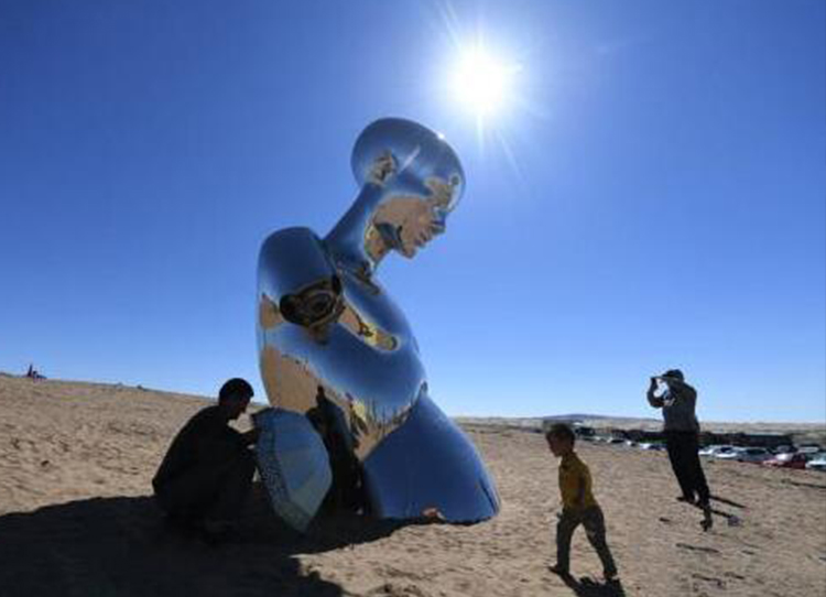 “唤醒”沙漠  11国户外雕塑亮相甘肃
