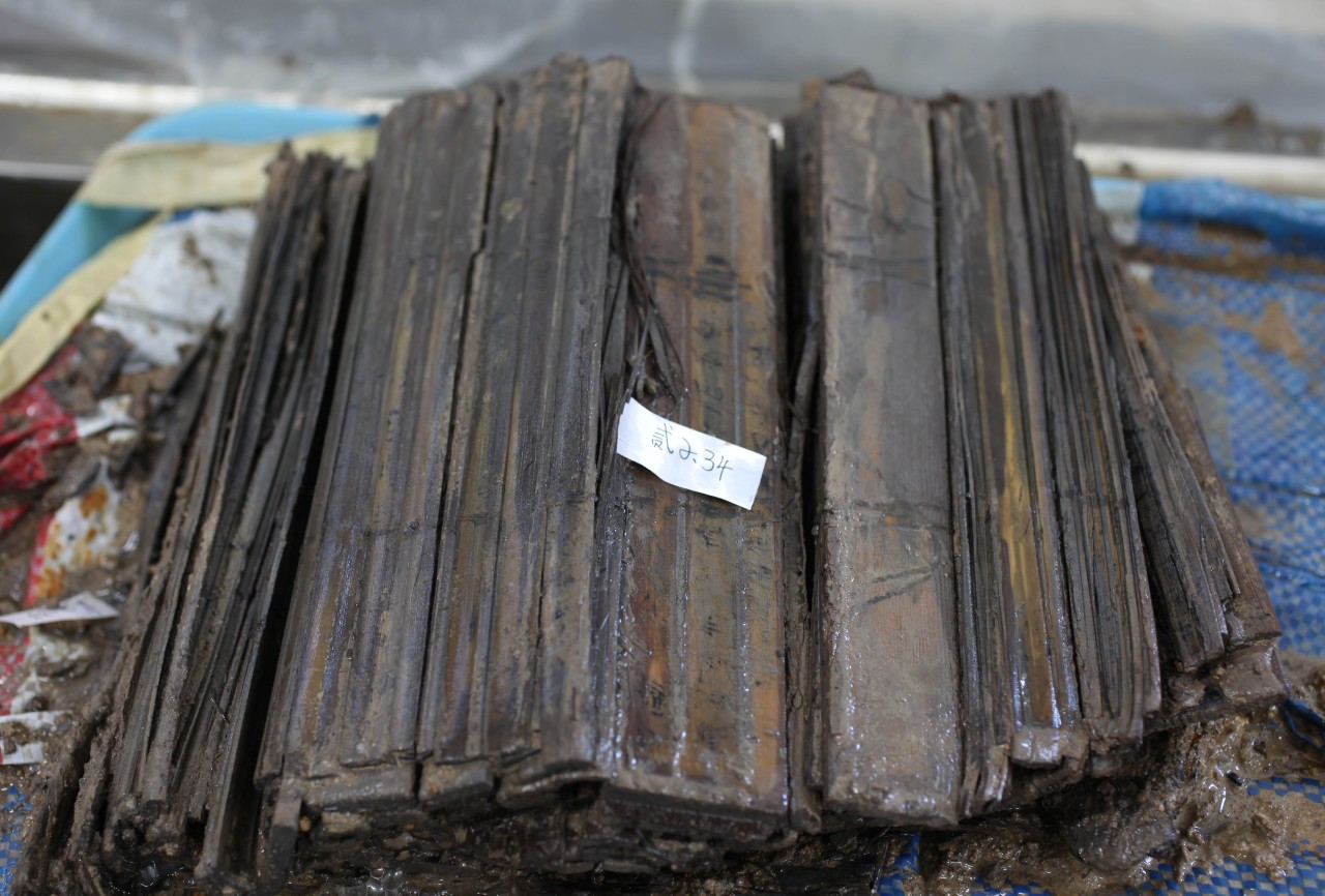 我在湖南修文物丨看修复师如何将兔子山简牍"洗白白"