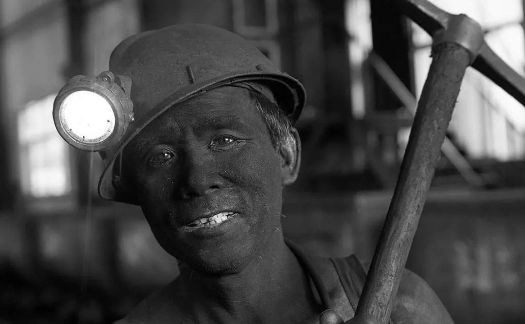煤矿工人：在黑暗中开采“光明”