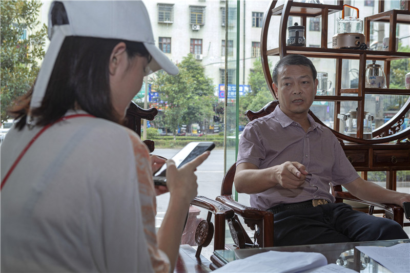 ▲记者采访新化县人民政府副县长周晋)