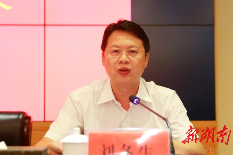 龙山县委副书记,县长刘冬生作运动会筹备工作报告