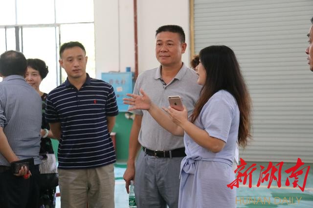 王如兵一行参观考察了邵东产业园区智多福箱包,醇龙