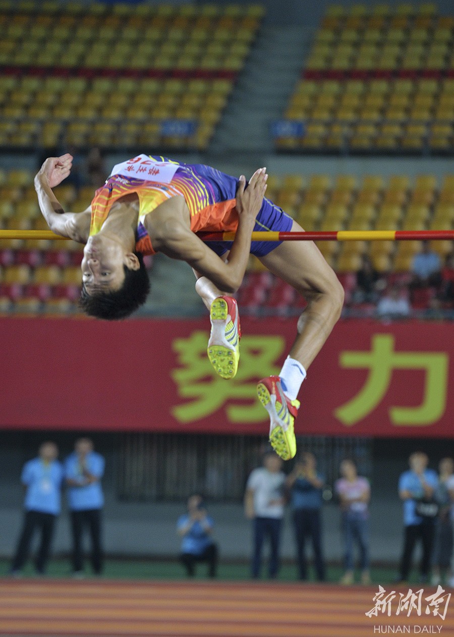 跳高运动员陈龙在跳高比赛中. 傅聪 唐俊 摄影报道运动员陈龙以2.