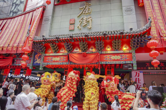 走出湖南的庙街美食，来到深圳东门了