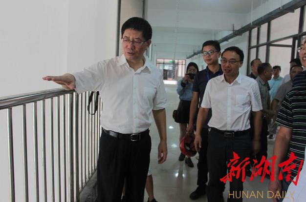 刘事青到邵阳县督导安全生产调研扶贫工作
