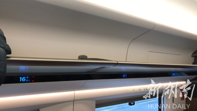 高铁车厢连接处行李架图片