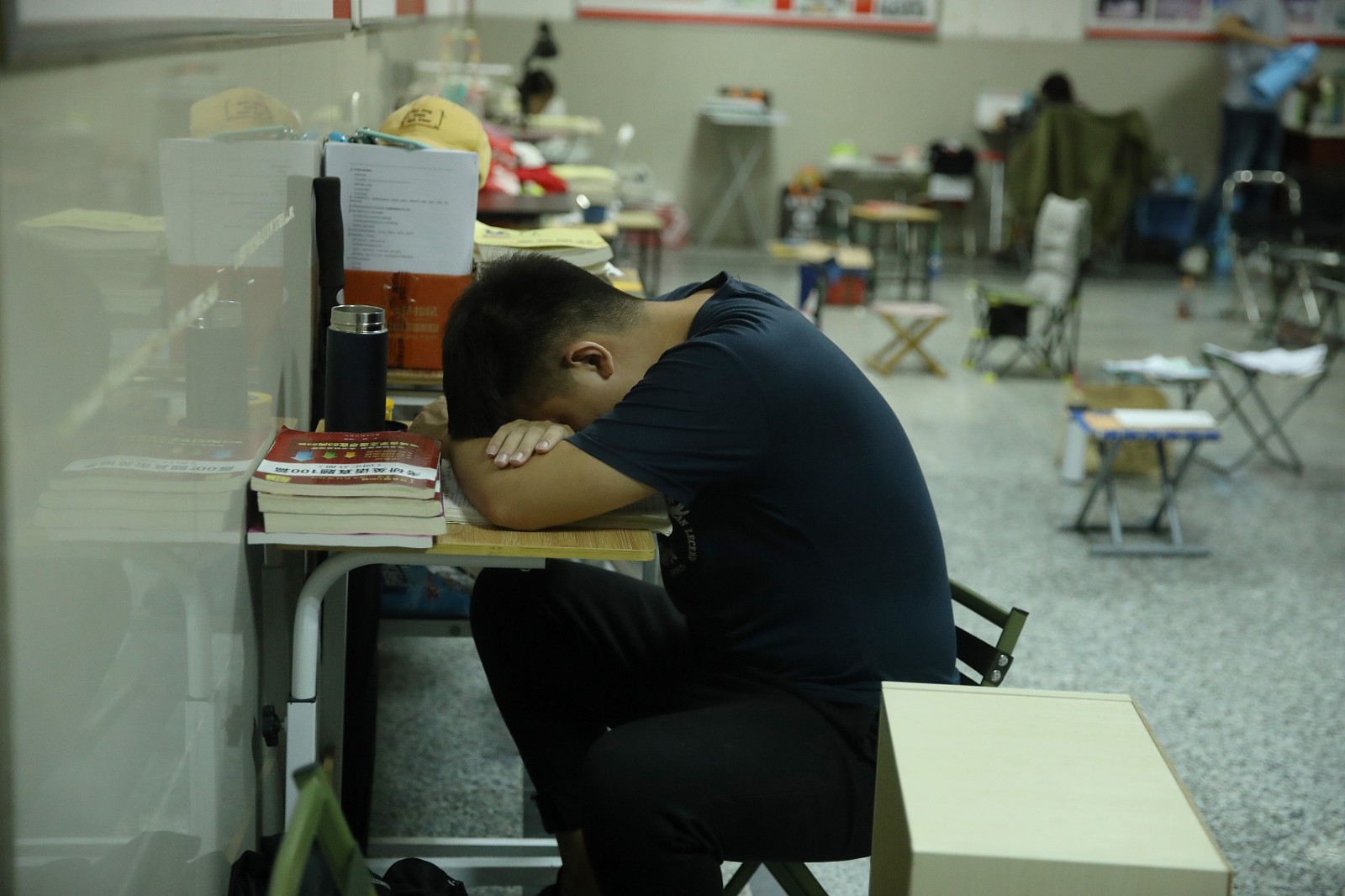 距离考研不到百天学子挑灯夜战