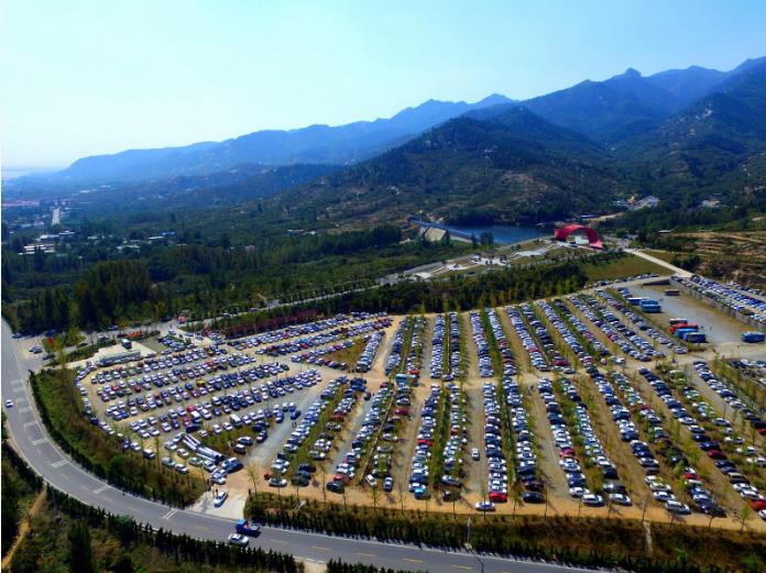 密密麻麻俯瞰长假首日的景区停车场