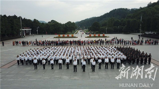 国庆日 祭伟人 韶山毛泽东广场举行第82场敬献花篮仪式