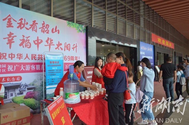 韶山游客换乘中心：便捷有序、周到服务获游客点赞