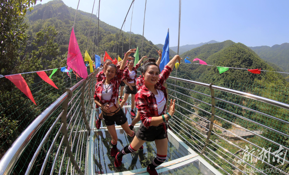 10月2日,漣源市龍山國家森林公園5d玻璃橋,美女在進行舞蹈