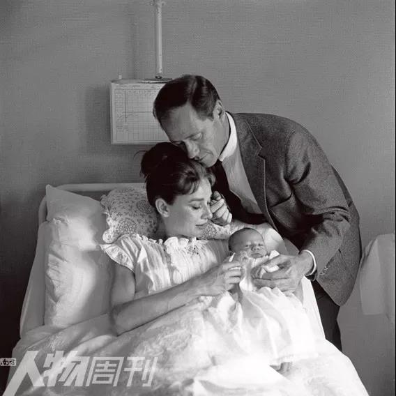 赫本和丈夫梅尔·费勒以及他们仅出生3天的儿子西恩,拍摄于1960年7