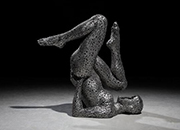 一位韩国艺术家，醉心用金属演绎人体的柔软