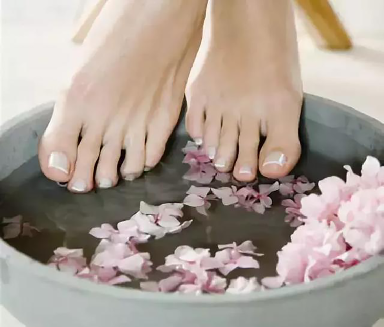 保养要点:除了一年四季都要泡脚外,还可经常按摩脚底.
