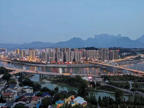 散文丨周建军:在庸城十字街头,记录平凡中的美好 - 专栏 - 新湖南