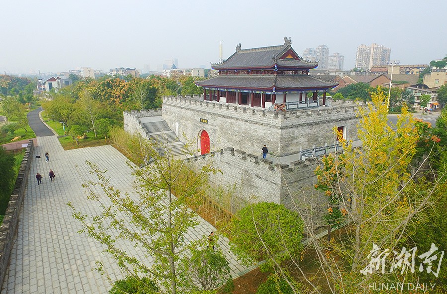 10月23日,湘潭市河西滨江风光带,市民在观湘门周边休闲散步.