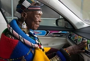 南非 | 她画了70年的民族纹样，从画墙一直画到宝马