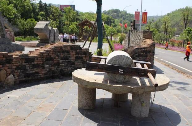 将石磨等传统工具放在广场上作展示