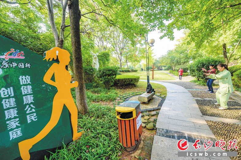 城南路街道结合健康步道建设,提质白沙井公园,这里成为社区居民健身