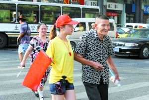 交通劝导常态化 路口盛开文明花