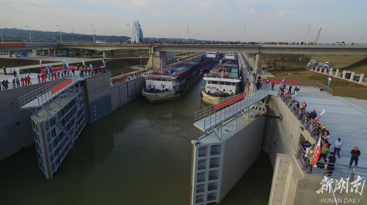 30日下午,随着一声声船舶汽笛长鸣,株洲航电枢纽二线船闸下闸首人字门