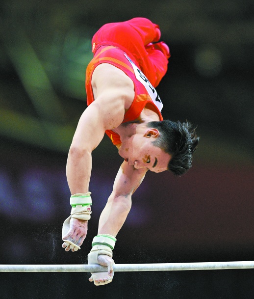 图为10月29日,中国队选手孙炜在单杠比赛中.新华社发