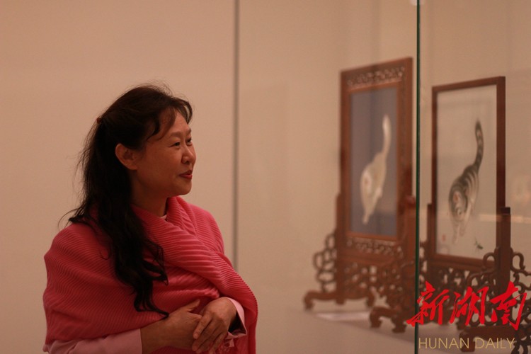 ("绣珍阁"阁主吴向明向记者介绍博物馆藏品.