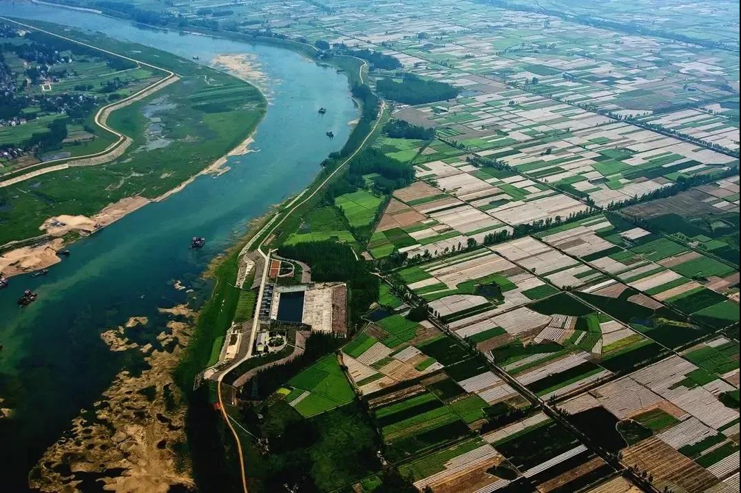 10月26日,阳光洒落在澧阳平原,澧县复兴镇的柑橘等水果堆成了一座座