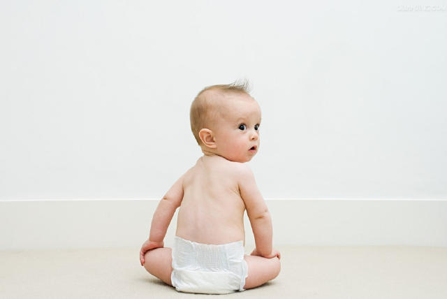 育儿 |穿纸尿裤会引起 宝宝“罗圈腿”吗?