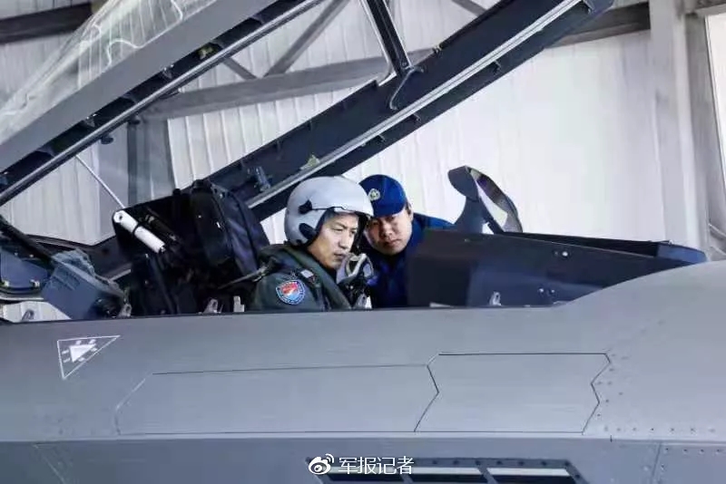 歼20编队长机飞行员被称为疯子挺好可让对手更怕