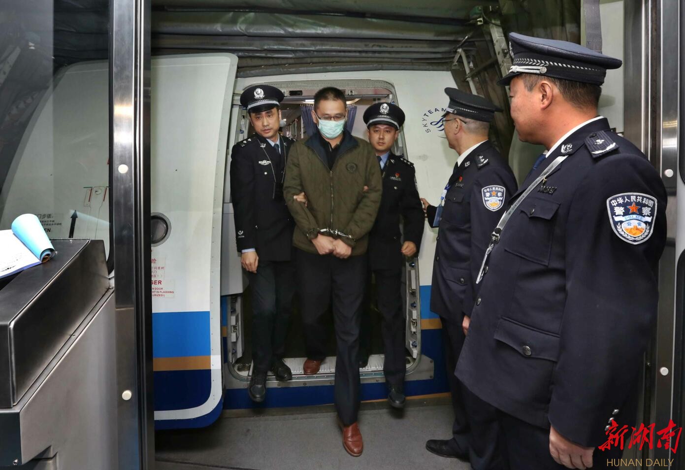长沙海关首次从境外押解犯罪嫌疑人