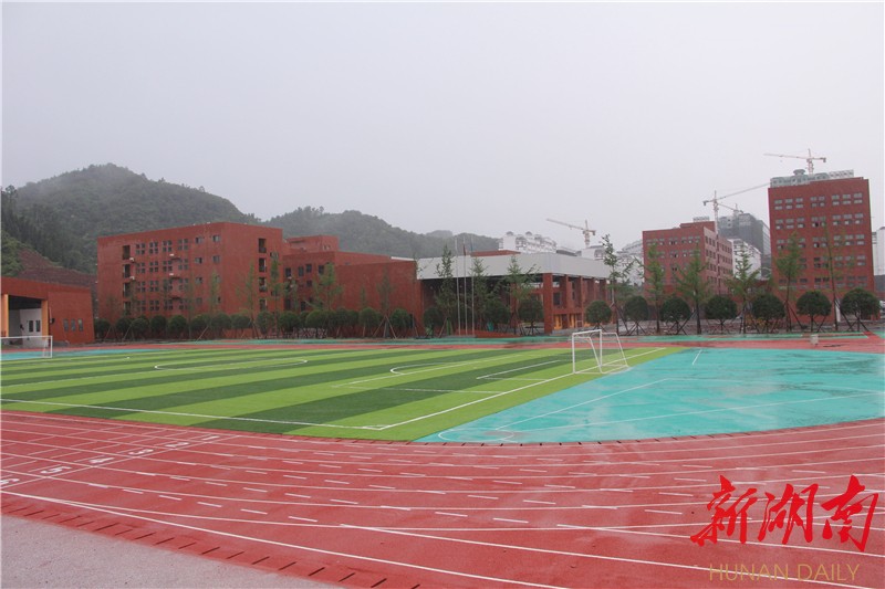 凤凰县思源实验学校操场医疗卫生实现从资源稀缺向全民享有优质服务
