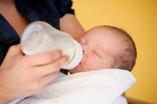育儿 |预防新生儿呛奶 把握喂奶时机