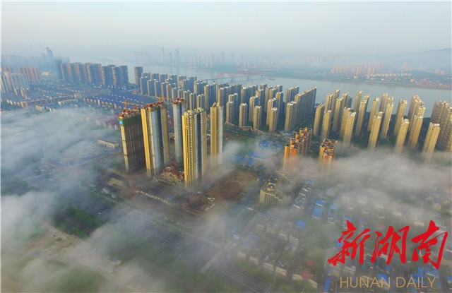 什 通讯员 刘晨帆   航拍山水洲城长沙的湘江两岸,每每必有湘江世纪城
