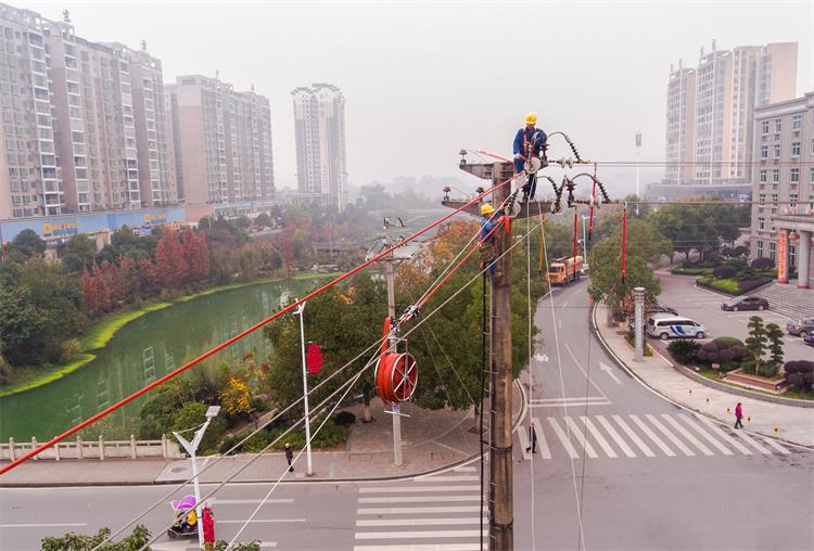 洪江市为配电线路穿“红衣”
